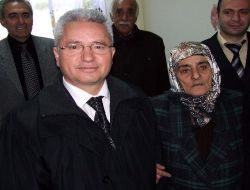 Yaşlı Kadın, Fotoğraf Koleksiyonuna Ardahan Valisi Tekmen'i De Ekledi