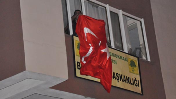 BDP binasına Türk bayrağı astılar