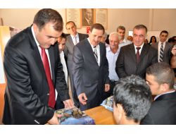 Midyat’ta Öğrenciler Ders Kitaplarını Kaymakamın Elinden Aldı