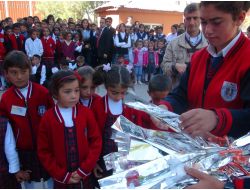 Ardahanlı Minikler Güllerle Karşılandı