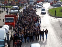 Maaşlarını Alamadıkları İçin Eylem Yapan İşçiler Trafiği Alt Üst Etti