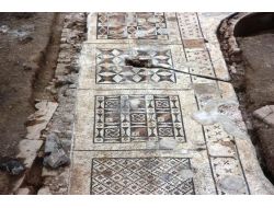 Roma Dönemine Ait Devasa Mozaik Ortaya Çıkarıldı