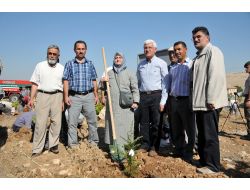 Karamanlı Hacı Adayları Fidan Dikti
