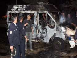 Bölücü Örgüt Yandaşları, Polis Minibüsünü Yaktı: 2 Polis Yaralandı!