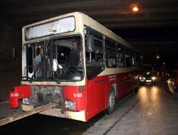 İzmir'de Terör Örgütü Yandaşları Belediye Otobüsüne Motoloflu Saldırı Yaptı!
