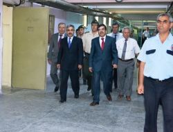 Mahkumlar, Ziyaretlerine Gelen Validen Top İstedi