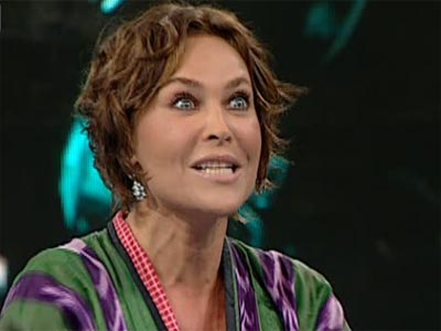 HÜLYA AVŞAR'A PORNO RESİM SÜRPRİZİ