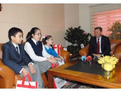 Vali Yılmaz'dan Çocuklara 'Çok Kitap Okuyun' Tavsiyesi