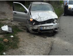 Otomobil, Aydınlatma Direğine Çarptı: 3 Yaralı