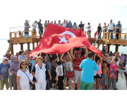 Tekne Gezisine Çıkan Engelliler Teröre Tepki İçin Dev Bayrak Açtı