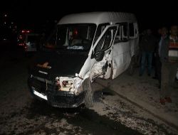 Trafik Işıkları Bulunmayan Kavşakta Kaza: 2 Ölü, 11 Yaralı
