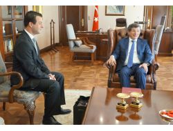 Dışişleri Bakanı Davutoğlu, Lübnan'da Kaçırılan İşadamı Ve Ailesini Kabul Etti