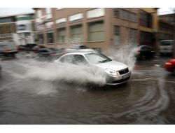 Bursa’da Sağanak Yağış Su Baskınlarına Yol Açtı