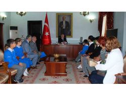 Vali Özçimen, Minik Öğrencinin Elini Öptü