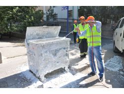Gölbaşı'nda Çöp Konteynerlerini Köpükle Temizleniyor