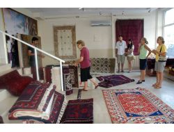 Köylülerin Ürettiği Yörük Kilimlerini Muhtar Pazarlıyor