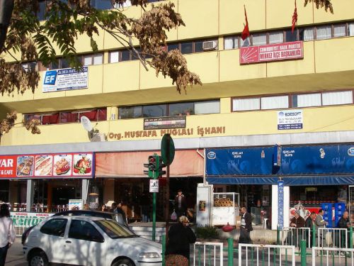 CHP'li belediye yaptırdığı iş hanına, Van'da 33 köylüyü kurşuna dizdiren generalin ismini vermiş!!