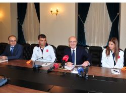 Bayraktar, Milli Sporculara 50'şer Cumhuriyet Altını Hediye Etti