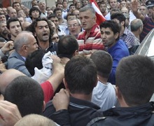 Bakana tepki, Başkana yumruk