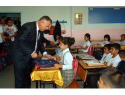 Gençlik Merkezi Üyelerinden İhtiyaç Sahibi Öğrencilere Kırtasiye Yardımı