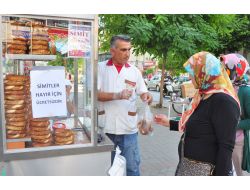 Eşi Ve Oğlunun Ölüm Yıl Dönümünde Ücretsiz Simit Dağıtıyor