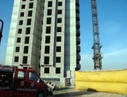Parasını Alamayan İşçiler Vinç Tepesinde Eylem Yaptı!