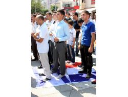 Yakılan Amerikan Bayrağını Çiğneyen Genç, Yanmaktan Son Anda Kurtuldu