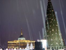 Nazarbayev 30 Metre Yüksekliğindeki Yeni Yıl Ağacının Işıklandırma Törenine Katıldı
