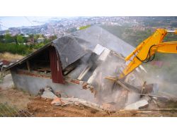 Hazine Arazisine Yapılan Kaçak Yapı Yıkıldı