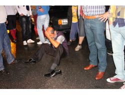 Alkollü Vatandaş Araca Çarpıp Yaralandı, Sağlıkçılara Ve Polise Fırça Attı