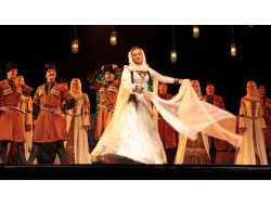 Şeyh Şamil'in Torunları Kafkasya Halk Danslarını Side'de Sergiledi