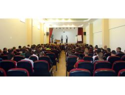 Cezaevi Sakinleri Sahnede Güldürdü