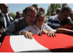 Şehit Polisin Ağabeyi Teröre Lanet Okudu: Bende Kürdüm, Devletin Bekası Esastır