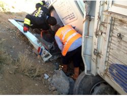 Şarampole Uçan Kamyonun Kabininde Sıkıştılar