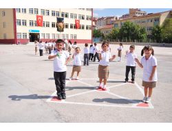 Öğrenciler, Hem Sınıfta Hem Bahçede Öğreniyor