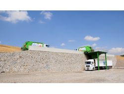 Pursaklar'da Çöpler Konteyner Tır'larla Depolama Alanına Taşınıyor