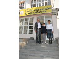 Vanlı Depremzede Geray Kardeşler İzmir'de Okula Başladı