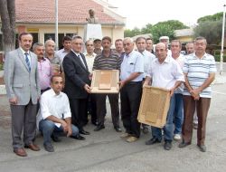 Arı Üreticilerine 2 Bin 400 Ahşap Kovan Altlığı Verildi