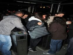 Metrobüs Zammı Protestocuları, Vatandaşları Turnikelerden Akbil Basmadan Geçirdi