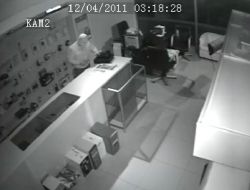 Darıca'da Bilgisayarcıya Giren Hırsız Güvenlik Kamerasına Yakalandı