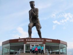 Menderesli Öğrenciler, Dev Atatürk Anıtını Ziyaret Etti
