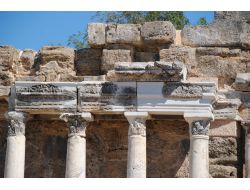 Anıtsal Çeşme'de Sütunlara Saçak Yerleştirilmeye Başlandı