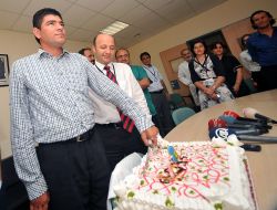 İlk Çift Kol Nakli Olan Cihan Topal, Pasta Kesip İncir Dağıttı