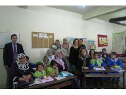 Ak Parti'li Kadınlar Köy Okulunu Ziyaret Etti
