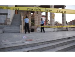 Askerlikten Firar Edip Boşandığı Eşini 3 Yerinden Bıçakladı