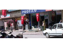 Tavaslılar Teröre Tepki İçin İşyeri Ve Evlere Bayrak Astı