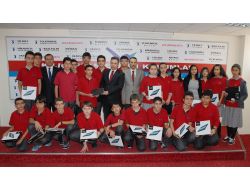 Kılıçaslan Eğitim Kurumları Öğrencilerine Tablet Hediye Etti