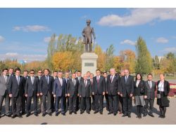 Tbmm Başkanı Çiçek, Atatürk Heykeline Çelenk Koydu