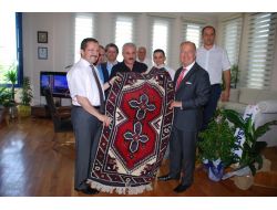 Emniyet Müdürüne Hayırlı Olsun Ziyaretinde Çiçek Yerine Kitap Götürdüler