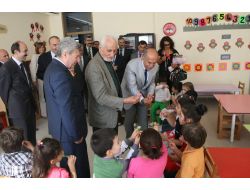 Amerikalı Arkadaşı Buluşma Yerine Gelmeyince Okul Yaptırmaya Karar Verdi